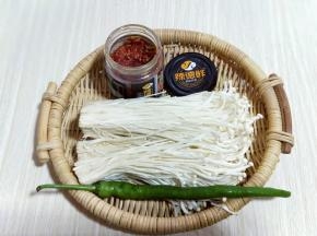 准备食材,小青椒可以换成小葱。