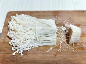 将金针菇去根。