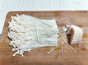 将金针菇去根。