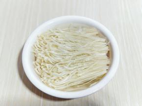 之后冷水冲洗，冲洗后再冷水泡5分钟。