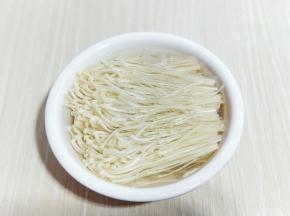 之后冷水冲洗,冲洗后再冷水泡5分钟。