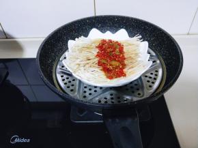 入锅，隔水蒸5分钟，关火焖2分钟。