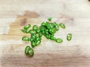 小青椒洗干净了切碎。