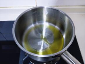 起油锅，锅中倒入食用油，烧热。