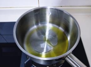 起油锅,锅中倒入食用油,烧热。