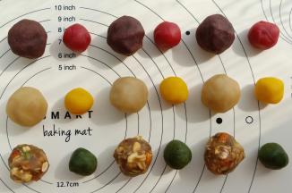 把桃山皮分成15克每份，馅35克每份。