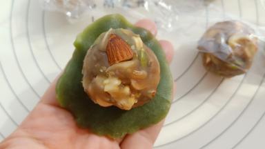 桃山皮按扁放上馅。