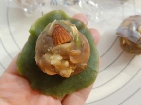桃山皮按扁放上馅。
