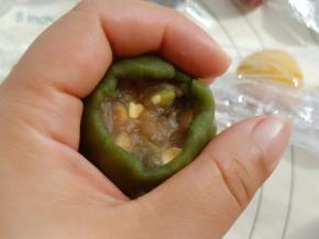 利用虎口把馅包好