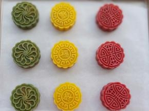 都压好之后，用喷雾瓶喷一点点点点点水。千万别喷多了。