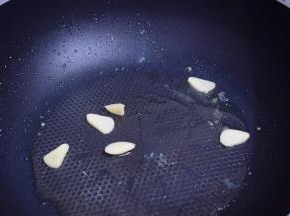 另起锅倒入适量的食用油烧热后，放入蒜片炒出香味