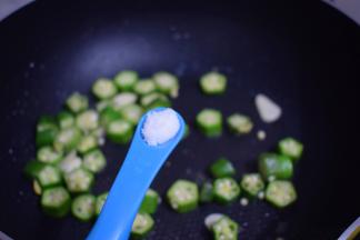 加入盐翻炒均匀