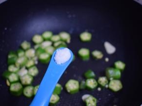 加入盐翻炒均匀