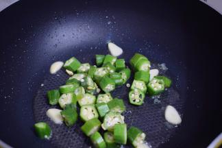 再放入秋葵翻炒均匀