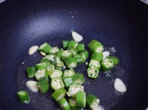 再放入秋葵翻炒均匀