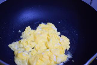 锅中倒入适量的食用油烧热，倒入打散的鸡蛋液炒熟后盛出备用