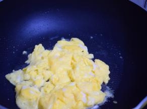 锅中倒入适量的食用油烧热，倒入打散的鸡蛋液炒熟后盛出备用