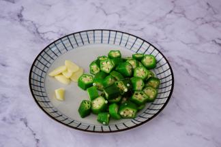 把秋葵横切成片，蒜切片