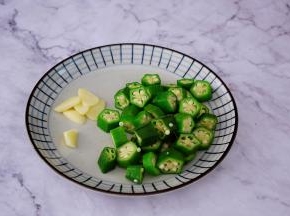 把秋葵横切成片，蒜切片