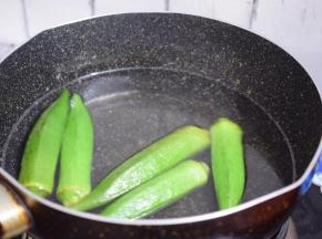 锅中烧开水滴入少许食用油和盐，再放入秋葵焯至颜色变翠绿后捞出过凉水
