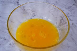 鸡蛋加入少许盐和1汤匙清水搅打均匀备用