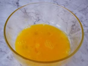 鸡蛋加入少许盐和1汤匙清水搅打均匀备用