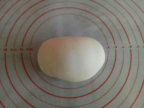 主材料混合均匀后揉成光滑的面团