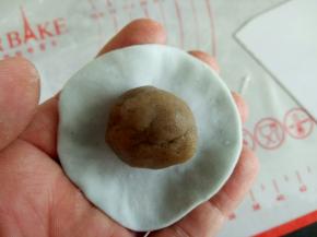 蓝色面团分6份20克的面团，包入馅料(我这个是自己炒的绿豆馅，可以包入其他你喜欢的馅料)