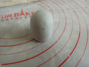 收口向下，其中3个整形成高椭圆状，做小象的身体