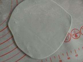 剩下的蓝色面团擀薄片