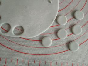 用合适的模具压出圆形(没有模具可以纯手捏，2克面团滚圆压扁就可以)