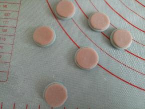 红色面团也同样，如图粘到蓝色面片上