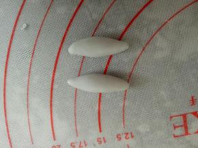 1克蓝色面团整形成梭状，做小象的胳膊