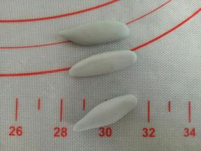 1克面团整形成一头尖，一头圆的形状，做小象的鼻子