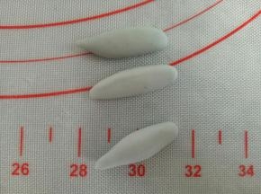 1克面团整形成一头尖，一头圆的形状，做小象的鼻子