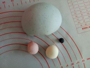 1克面团揉入竹炭粉，12克面团揉入红曲粉，160克面团揉入蝶豆花粉，剩下的白色面团备用