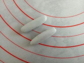 1.5克面团揉成长椭圆状做小象的腿