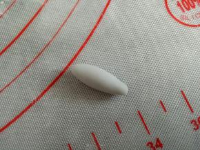 1克蓝色面团搓成椭圆状