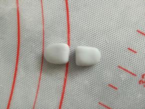 压扁，分成两个(不要太薄)