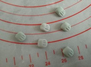 如图用刮板压出脚的的形状