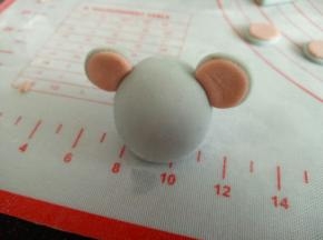 开始粘合零件，将小象的耳朵粘上