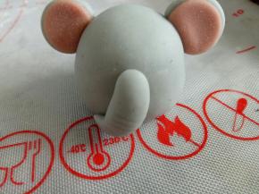 鼻子稍微整形一下，尖的那端弯一下，粘到脸上，黑色面团做出眼睛来粘上，抹上一点点红曲粉做腮红(这一步没拍照)