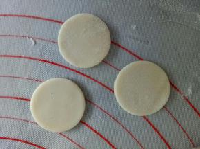 白色面团擀薄片，用合适的模具压出圆形