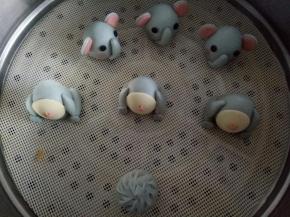 全部做好后室温发酵20分钟，发酵到位后开水上锅蒸12分钟，关火闷3分钟