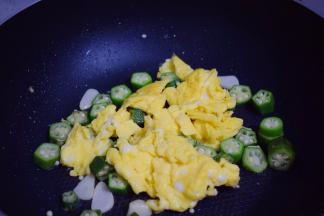 再把炒好的鸡蛋倒入秋葵中