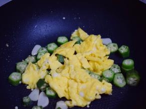 再把炒好的鸡蛋倒入秋葵中