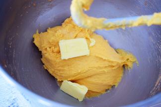 加入黄油，继续启动三档快速揉面10分钟