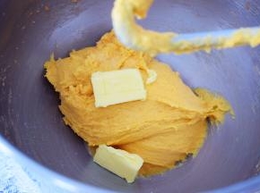 加入黄油，继续启动三档快速揉面10分钟