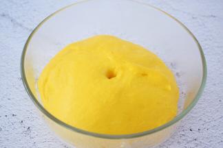 手指沾水或面粉戳一小洞，不反弹不回缩即发酵成功