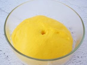 手指沾水或面粉戳一小洞，不反弹不回缩即发酵成功